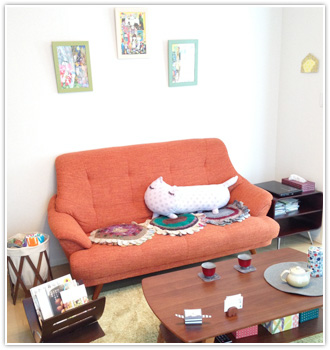 オレンジのソファーでおしゃれに過ごすリビング