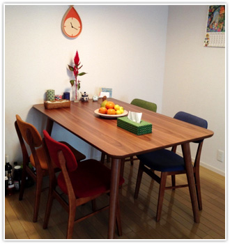 赤や青の椅子でおしゃれなダイニング