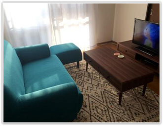 ビビッドなブルーのソファーをレイアウト家具 インテリア通販のnoce ビビッドなブルーのソファーをレイアウト家具 インテリア通販のnoce