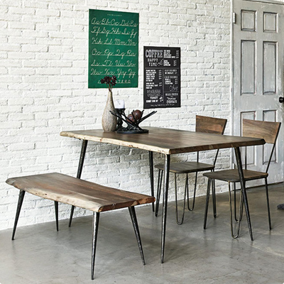 一枚板のようなライブエッジがおしゃれなダイニングテーブル