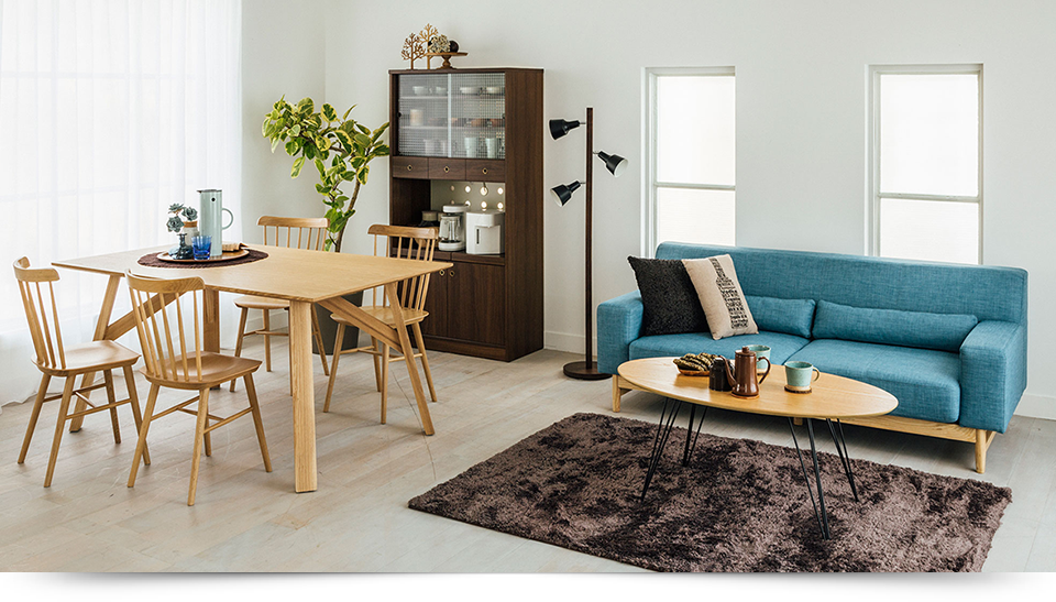 色合いの綺麗なブルーソファーでナチュラル空間を演出