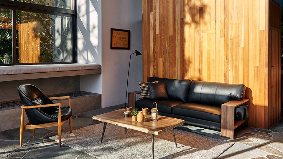 ブラックの本革ソファと天然木が調和したブルックリンスタイルの部屋
