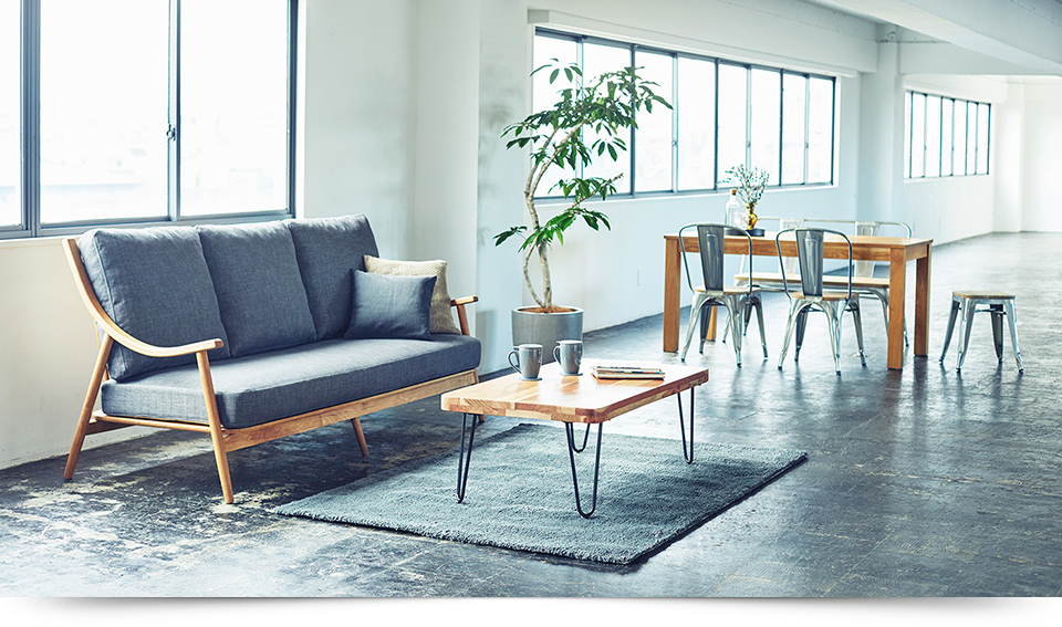 オーク天然木の上質ソファーとダイニングにインダストリアルをミックス