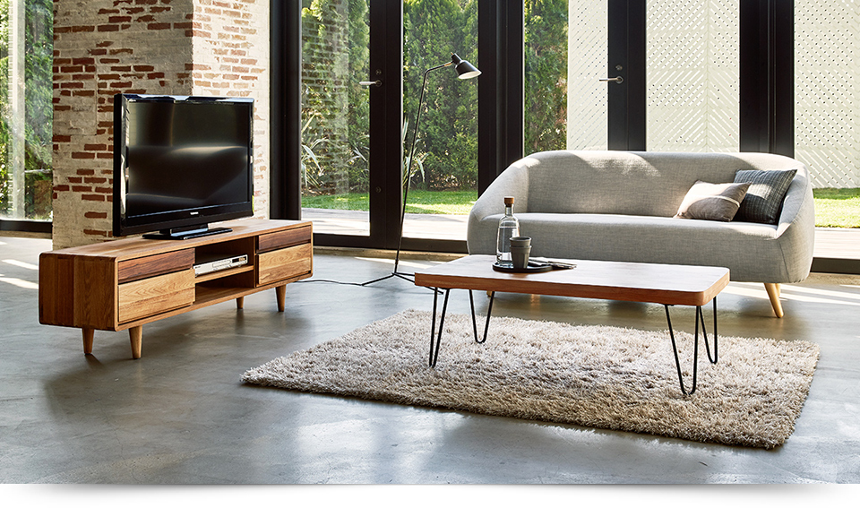 グレーのファブリックソファーと天然木のTV台で北欧テイストのリビング