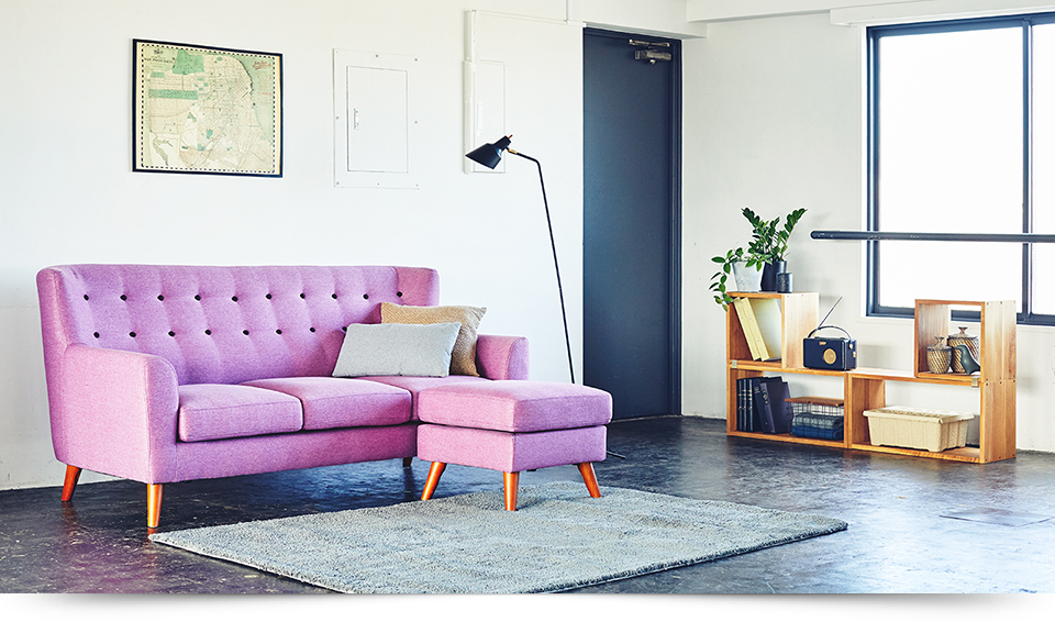 ルビーカラーで明るくおしゃれな印象のコーディネート