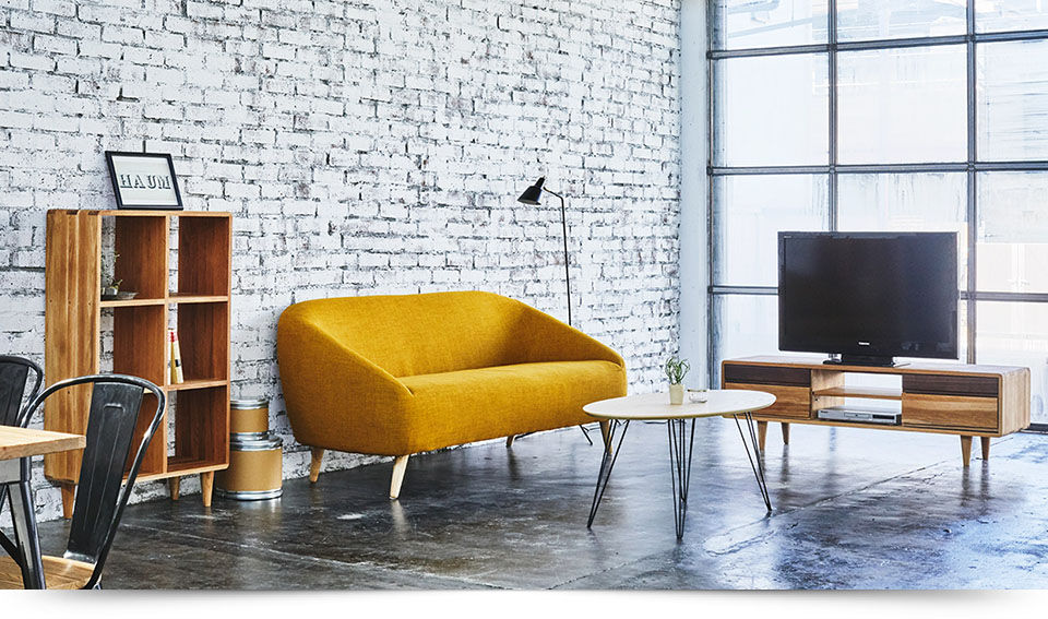 ウッドシェルフにイエローがおしゃれな北欧ナチュラルのリビングコーデ