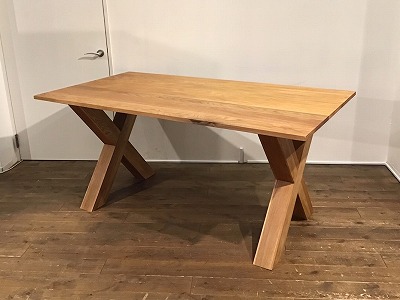 オーク無垢材を使用したナチュラルダイニングテーブル: 家具 